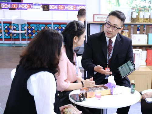  招商局在展前、展中向350多家企业介绍澳门投资环境和营商优势